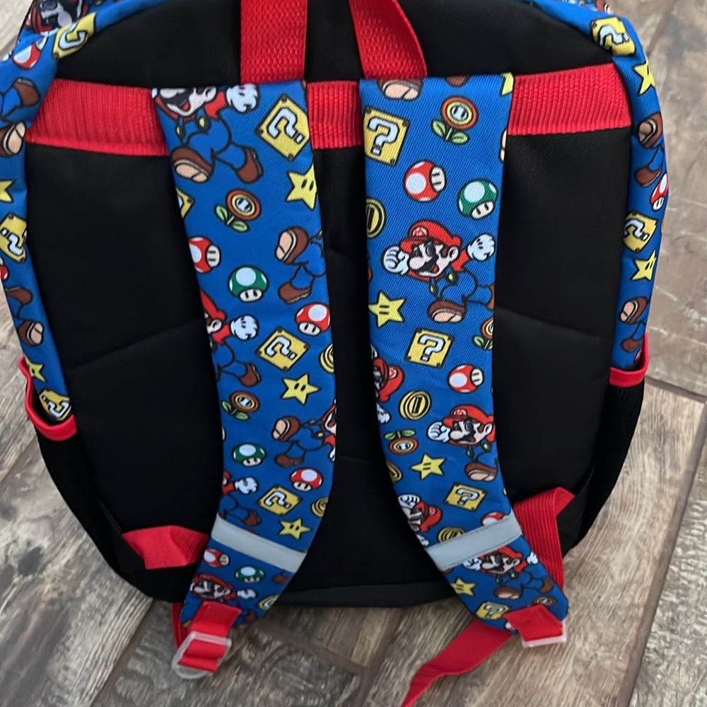 Super Mario Backpack - includes Keychain - Picture 5 of 9